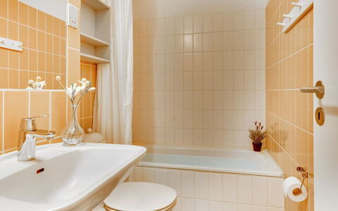 Anedorte - 50M from the Sea: Salle De Bains, Lavabo, Luminaire Plomberie, Mur, Design Intérieur, Sol, Évier, Sol, Robinet, Plomberie