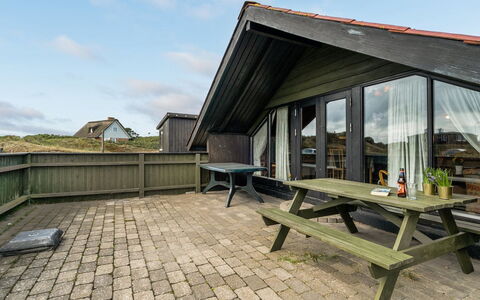 Delia - 300M from the Sea: Toit, Maison, Domicile, Chalet, Porte, Siding, Plate-Forme, Porche, Planche, Dur