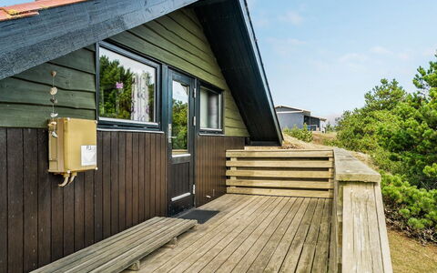 Delia - 300M from the Sea: Toit, Maison, Domicile, Chalet, Porte, Siding, Plate-Forme, Porche, Planche, Dur