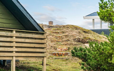 Delia - 300M from the Sea: Toit, Maison, Domicile, Chalet, Porte, Siding, Plate-Forme, Porche, Planche, Dur