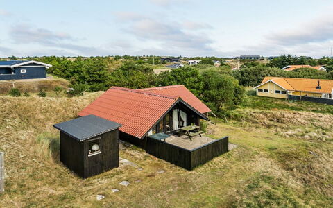 Delia - 300M from the Sea: Toit, Maison, Domicile, Chalet, Porte, Siding, Plate-Forme, Porche, Planche, Dur
