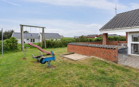 Mari - 400M from the Sea: Ciel, Toit, Nuage, Zone Résidentielle, Jardin, Arrière-Cour, Pelouse, Chalet, Brickwork, Cour