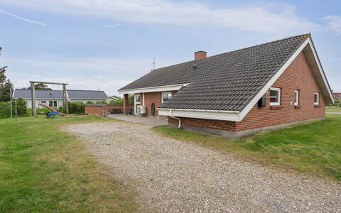 Mari - 400M from the Sea: Toit, Maison, Chalet, Domicile, Allée, Ferme, Biens, Pelouse, Cour, Siding