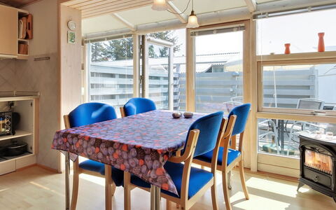 Genadij - 1Km from the Sea: Toit, Chalet, Domicile, Ombre, Siding, Ferme, Porche, Structure En Plein Air, Batiments Jardin