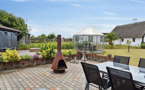 Amely - 500M from the Sea: Toit, Jardin, Meubles, Lot Terre, Nuage, Chalet, Pot De Fleur, Domicile, Mobilier De Jardin