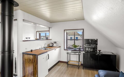 Amely - 500M from the Sea: Sol, Design Intérieur, Bois, Plafond, Sol, Meubles, Pièce, Éclairage, Cuisine, Parquet