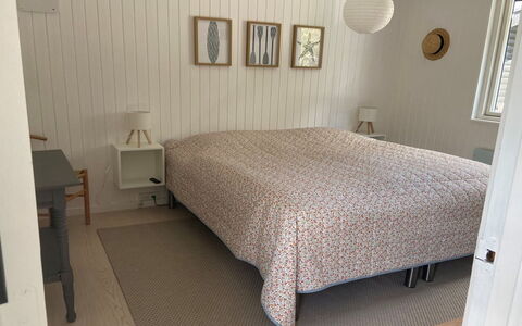 Barba - 2Km from the Sea: Sol, Chambre, Meubles, Sol, Lit, Bois, Design Intérieur, Drap De Lit, Literie, Textile