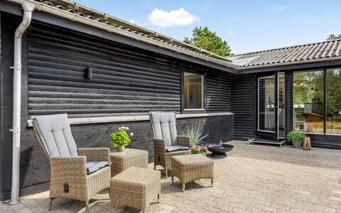 Barba - 2Km from the Sea: Bois, Siding, Domicile, Porte, Chalet, Porche, Plate-Forme, Dur, Mobilier De Jardin, Chaise