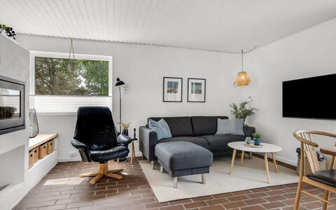 Barba - 2Km from the Sea: Meubles, Design Intérieur, Canapé, Mur, Sol, Salon, Bois, Plafond, Sol, Éclairage