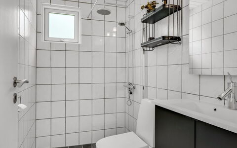 Barba - 2Km from the Sea: Salle De Bains, Luminaire Plomberie, Mur, Sol, Design Intérieur, Siège De Toilette, Toilette, Sol, Évier, Plomberie