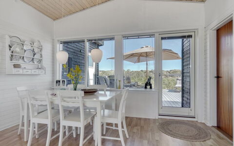 Felis - 200M from the Sea: Chalet, Domicile, Maison, Toit, Porche, Biens, Siding, Batiments Jardin, Ferme, Cour