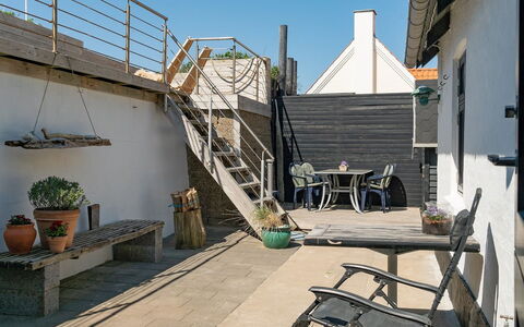 Alberta - 50M from the Sea: Pot De Fleur, Mobilier De Jardin, Meubles, Porte, Chaise, Plate-Forme, Plante D'Appartement, Tableau De Plein Air, Balcon, Ombre