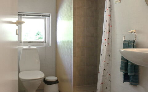 Gerarda - 4Km from the Sea: Salle De Bains, Siège De Toilette, Luminaire Plomberie, Toilette, Mur, Sol, Sol, Design Intérieur, Lavabo, Évier