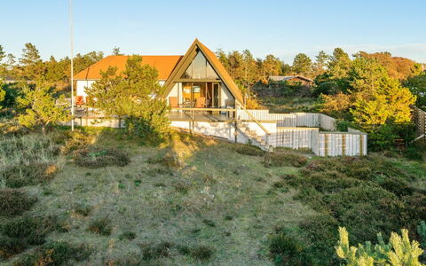 Ariana - 150M from the Sea: Toit, Maison, Domicile, Chalet, Porte, Siding, Plate-Forme, Porche, Planche, Dur