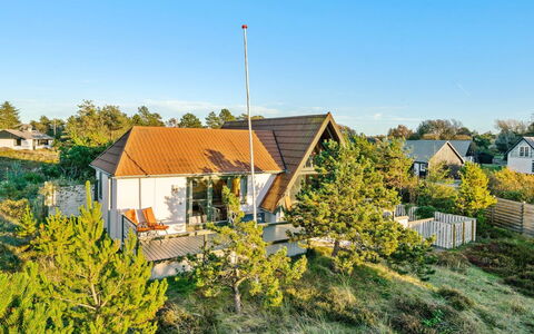 Ariana - 150M from the Sea: Toit, Maison, Domicile, Chalet, Porte, Siding, Plate-Forme, Porche, Planche, Dur
