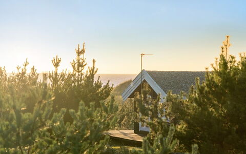 Ariana - 150M from the Sea: Toit, Maison, Domicile, Chalet, Porte, Siding, Plate-Forme, Porche, Planche, Dur