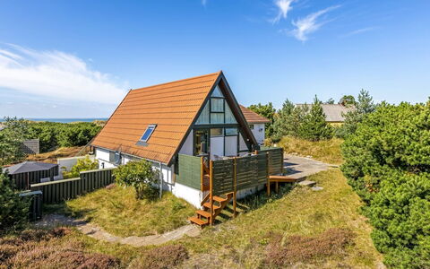 Ariana - 150M from the Sea: Toit, Maison, Domicile, Chalet, Porte, Siding, Plate-Forme, Porche, Planche, Dur