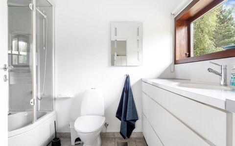 Felia - 500M from the Sea: Sol, Salle De Bains, Design Intérieur, Luminaire Plomberie, Sol, Mur, Toilette, Évier, Robinet, Armoire De Toilette