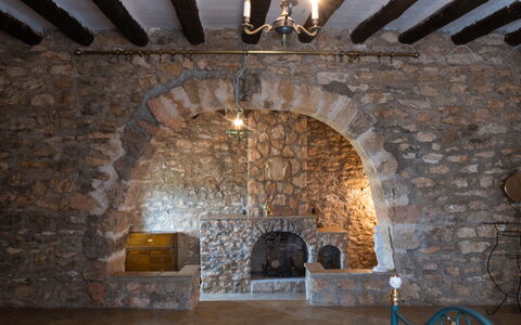Mas D'En Tarres: Bâtiment, Lumière, Bois, Éclairage, Design Intérieur, Architecture, Faisceau, Maison, Mur, Brickwork