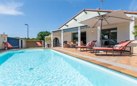 Corsaires: Ciel, Nuage, Plante, Arbre, Architecture, Lot Terre, Ombre, Paysage, Immobilier, Zone Rurale
