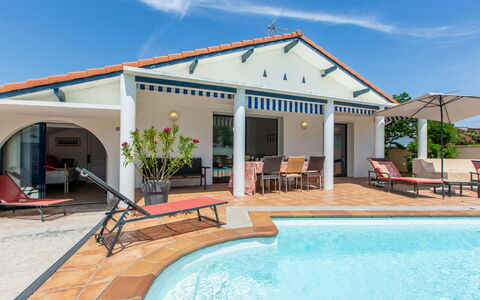 Corsaires: Ciel, Nuage, Plante, Arbre, Architecture, Lot Terre, Ombre, Paysage, Immobilier, Zone Rurale
