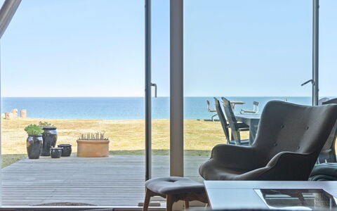 Gjoko - 40M from the Sea: Meubles, Mobilier De Jardin, Vaisselle, Table, Drinkware, Chaise, Tableau De Plein Air, Aliments, Bouteille