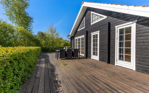 Zişan - 1.1Km from the Sea: Maison, Domicile, Toit, Chalet, Arbuste, Siding, Porte, Jardin, Ferme