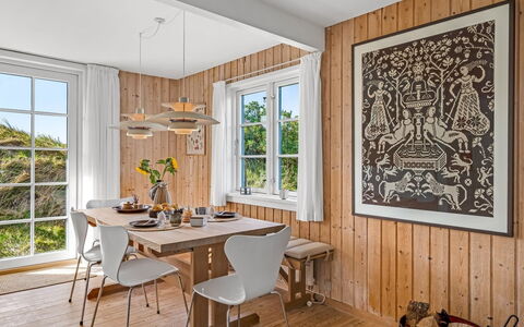 Christensen - 100M from the Sea: Meubles, Sol, Design Intérieur, Sol, Bois, Parquet, Salle À Manger, Plafond, Table, Table Cuisine Et Salle A Manger