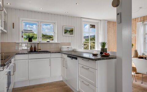 Christensen - 100M from the Sea: Cuisine, Comptoir, Sol, Design Intérieur, Appareil De Cuisine, Cabinetry, Meubles, Bois, Principaux Appliance, Sol