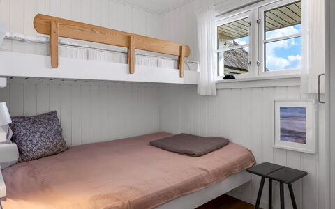 Christensen - 100M from the Sea: Chambre, Bois, Lit, Sol, Sol, Design Intérieur, Lit Superposé, Drap De Lit, Literie, Cadre De Lit
