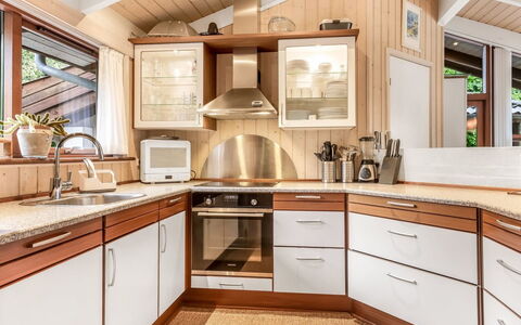 Leevi - 150M from the Sea: Cuisine, Design Intérieur, Comptoir, Bois, Sol, Cabinetry, Appareil De Cuisine, Meubles, Plafond, Sol