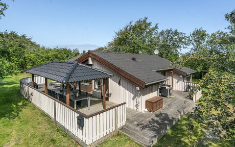 Leevi - 150M from the Sea: Bois, Toit, Maison, Domicile, Chalet, Porche, Plate-Forme, Biens, Ombre, Siding