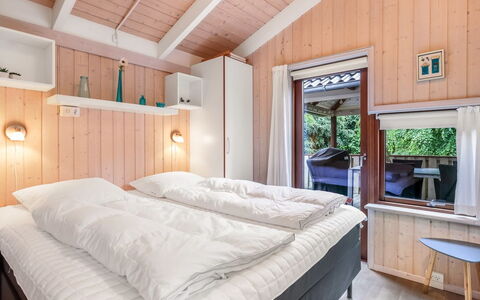 Leevi - 150M from the Sea: Bois, Domicile, Porte, Chalet, Cabane En Rondins, Chambre, Dur, Tache De Bois, Lit, Planche