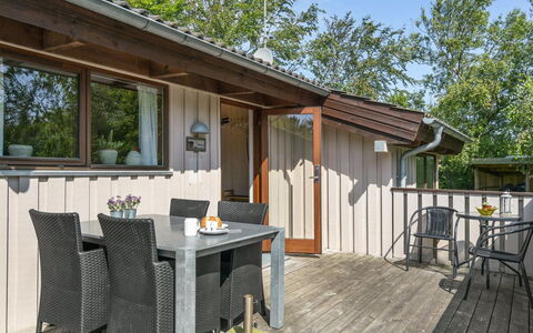 Leevi - 150M from the Sea: Piscine, Mobilier De Jardin, Meubles, Recours, Dalle, Eco Hôtel, Ombre, Chaise, Loisir, Biens