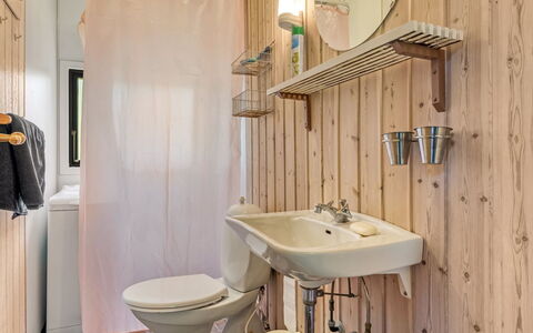 Elfrieda - 1.6Km from the Sea: Bois, Design Intérieur, Sol, Salle De Bains, Luminaire Plomberie, Sol, Lavabo, Plomberie, Plafond, Pièce