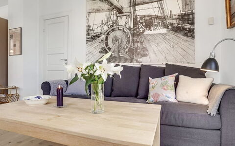 Fria - 500M from the Sea: Meubles, Design Intérieur, Sol, Sol, Mur, Canapé, Bois, Table, Pièce, Salon