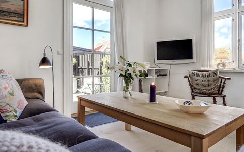 Fria - 500M from the Sea: Meubles, Design Intérieur, Sol, Sol, Canapé, Salon, Table, Pièce, Plafond, Appartement