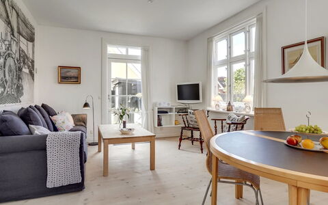 Fria - 500M from the Sea: Meubles, Sol, Design Intérieur, Sol, Bois, Plafond, Salon, Chaise, Table, Parquet