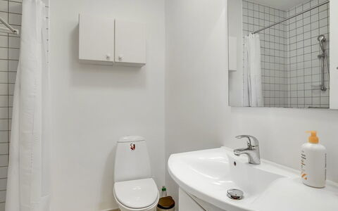 Fria - 500M from the Sea: Salle De Bains, Luminaire Plomberie, Siège De Toilette, Lavabo, Mur, Toilette, Évier, Design Intérieur, Sol, Sol