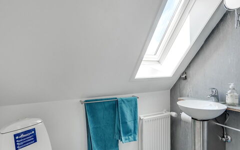 Fria - 500M from the Sea: Luminaire Plomberie, Sol, Sol, Évier, Robinet, Salle De Bains, Plomberie, Design Intérieur, Plafond, Lavabo