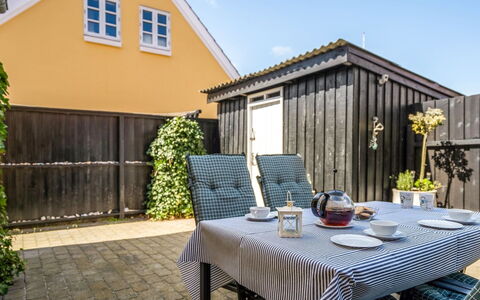 Fria - 500M from the Sea: Meubles, Domicile, Porte, Mobilier De Jardin, Chalet, Chaise, Pot De Fleur, Jardin, Cour, Ombre