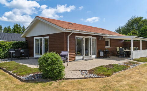 Onni - 1Km from the Sea: Maison, Domicile, Porte, Toit, Chalet, Biens, Jardin, Ombre, Siding, Cour