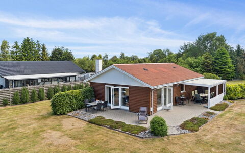 Onni - 1Km from the Sea: Maison, Domicile, Porte, Toit, Chalet, Biens, Jardin, Ombre, Siding, Cour