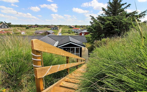 Sirka - 200M from the Sea: Bois, Chalet, Dur, Planche, Tache De Bois, Batiments Jardin, Conception, Cour, Cabane En Rondins, Arrière-Cour
