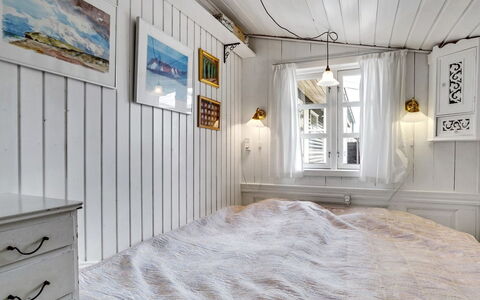 Katri - 500M from the Sea: Chambre, Bois, Design Intérieur, Lit, Sol, Sol, Plafond, Literie, Meubles, Drap De Lit