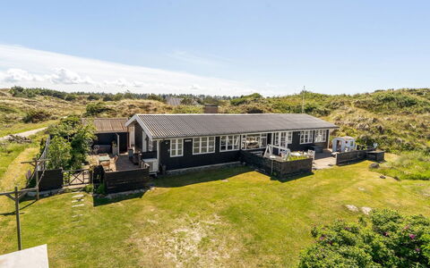 Katri - 500M from the Sea: Domicile, Maison, Chalet, Toit, Zone Rurale, Biens, Porche, Ferme, Siding, Villa