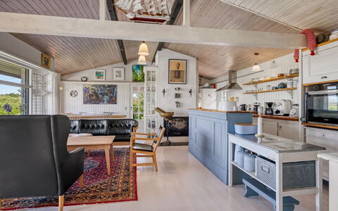 Katri - 500M from the Sea: Meubles, Design Intérieur, Sol, Plafond, Bois, Sol, Luminaire, Cuisine, Éclairage, Chaise