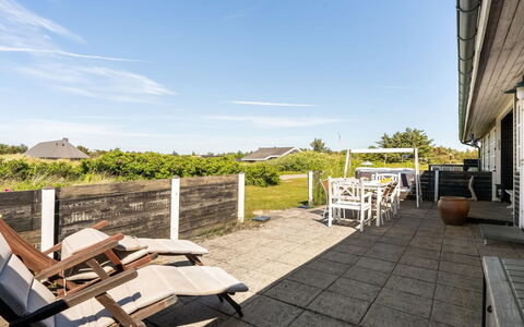 Katri - 500M from the Sea: Ciel, Domicile, Lot Terre, Toit, Mobilier De Jardin, Ombre, Biens, Chalet, Tableau De Plein Air, Chaise