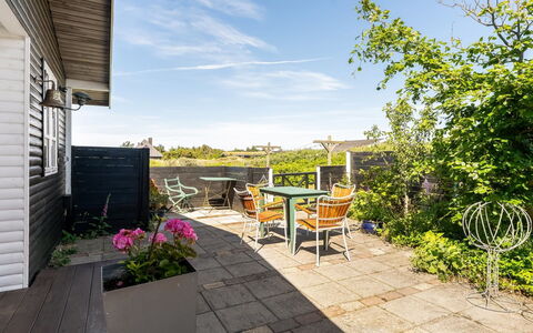 Katri - 500M from the Sea: Meubles, Chaise, Mobilier De Jardin, Pot De Fleur, Tableau De Plein Air, Ombre, Jardin, Plante D'Appartement, Patio
