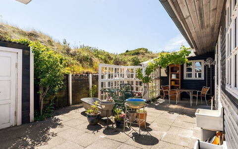 Katri - 500M from the Sea: Porte, Domicile, Pot De Fleur, Chalet, Plante D'Appartement, Cour, Jardin, Cour, Mobilier De Jardin, Chaise